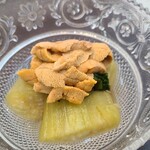 日本料理 TOBIUME - ③冷製煮茄子(福岡県若松産)、葉山葵(島根県匹見産)浅漬け、赤雲丹(山口県萩産)載せ
      茄子の優しい甘みと旨み、赤雲丹の上品で綺麗な旨みが沁みます、侘び寂びの世界観ですね
