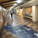 ハンサム バーガー - ここの通路一本道の奥、改札の手前にお店があります