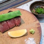 日本料理 TOBIUME - ⑧炭火焼き高千穂牛シャトーブリアン(宮崎県高千穂産、27ヶ月肥育の雌、A5ランク)、蒸しモロッコ隠元豆(福岡県若松産)載せ、檸檬(福岡県若松産)添え 
      素晴らしい肉質で牛肉を卒業した私でも大満足