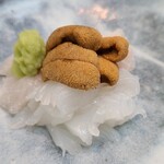 日本料理 TOBIUME - ⑥赤雲丹(山口県下関安岡産)
      産卵は初秋～晩秋、旬は初夏～晩夏
      粒が大きく立っており鮮度の高さか伺えますので、お店で殻から取り出したものでしょう
      舌の上に載せて5秒ホールド、透明感のある上品な甘み