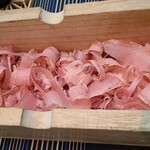 日本料理 TOBIUME - ○削り立て血合抜き本枯節(近海一本釣り鰹の背節)、箱を開けると鰹節の薫りが立ち登ります
      本枯節のうち血合部分をお店で切り外すので、旨みの熟成と薫りの良さが違います