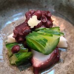 日本料理 TOBIUME - ②玉葱(福岡県若松産)摺り流しの氷室豆腐、真蛸(福岡県関門海峡産)の小豆煮と胡瓜(福岡県若松産)の酢の物、厄除け&暑気払いの一品 
      真蛸は個体の力強さを感じさせる旨み、甘みを感じる氷室豆腐も○