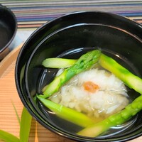日本料理 TOBIUME - ④骨折り鱧、グリーンアスパラガス、利尻昆布(奥井海生堂の蔵囲3年の1級利尻昆布)と削り立て血合抜き本枯節(近海一本釣り鰹の背節)の出汁のお椀 
                    雨の日はより濃く出汁が出るので限界まで旨みが出ていました