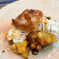日本料理 TOBIUME - ⑧玉蜀黍(品種:ドルチェドリーム、福岡県若松産、朝収穫)の掻き揚げ、炭火焼き骨切り真穴子(長崎県対馬列島産)の煮詰めソース掛け、大根おろし&実山椒ソース載せ 
                      ワインとのマリアージュが素晴らしく美味