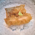 日本料理 TOBIUME - ⑫太刀魚(福岡県芦屋産)天麩羅の天丼 
      フワフワに揚がった太刀魚天麩羅、水分を残すと臭みが出易くなるのですが、揚げ加減に狂いはありません
      最後の最後まで美味しいですね
