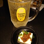 日本の酒と馬の肉 ウマ○ - ハイボール、お通し（冷奴）