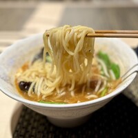 焼肉料理 牛吉日和 - カリカリホルモン酸辣湯麵