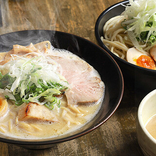 鶏煮込みラーメンなど、スープ＆麺にもこだわった本格的な一杯