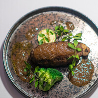 MOSS CROSS TOKYO - 漢方和牛とフォアグラのクロスバーグ | 西土佐山葵シャリアピン