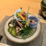 252185965 - 『酒彩盛り合わせ(ローストビーフのサラダ、大和芋と鯛の酒盗、姫サザエのうま煮、かますの幽庵焼き…など』