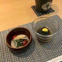 京橋 寿司 ひさ田 - 『前菜２種(ミニトマトときゅうり、新れんこんの胡麻和え、新もずくのそうめん仕立て)』