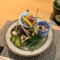 京橋 寿司 ひさ田 - 『酒彩盛り合わせ(ローストビーフのサラダ、大和芋と鯛の酒盗、姫サザエのうま煮、かますの幽庵焼き…など』