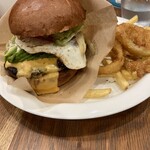 プレイヤーズ - アボカドチーズバーガー、卵トッピング！