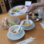 横浜中華街 北京飯店 - 具をのせる