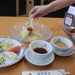 横浜中華街 北京飯店 - 醬油ダレレンゲで2杯回しかける