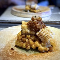 日本料理 TOBIUME - ＊上には一瞬「鱧」かと間違えるほど（実際は間違えたのですけれどね・苦笑）丁寧に包丁を入れた「穴子」が乗せられています。炭火で焼かれているので香ばしくて美味しい。 ＊バイカラー（白と黄色の玉蜀黍）はかき揚げで。玉蜀黍らしい甘みを感じ、好きです。