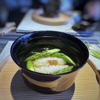 日本料理 TOBIUME - 蓋を取ると、マァキレイ。^^　いつもながらにいいお出しを感じる汁が美味しいこと。