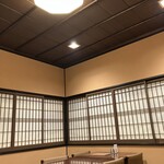 あつた蓬莱軒 - テーブル席の半個室で頂きました