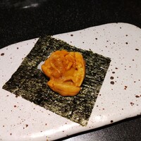 鉄板焼 天 本丸 - パリパリの海苔とおこげの上に新鮮なうにをのせて