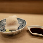 志げる鮨 - 鱧の刺身　皮の炭火炙り　わさび