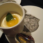 ガストロノミー ジョエル・ロブション - カップの底はおもしろい模様