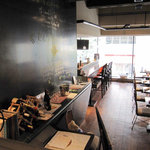 手前セルフワイン。小高くなった3〜4人席から、2人席とカウンターを写す。