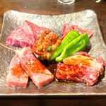 にくやくし 中野店 - 10時の方向から時計回りで、カイノミ、ウチモモ、ピーマン、インサイド、トモバラ、そしてセンターはトモバラの下辺りのお肉♡