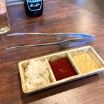 にくやくし - 左から、大根おろし、焼肉のたれ、我慢汁、じゃなくてレモン汁w