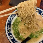 博多らーめん ShinShin 天神本店 - 麺は細めです