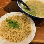 博多らーめん ShinShin 天神本店 - 替え玉もたっぷり！