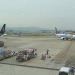 牧のうどん - 福岡空港にて。左からSFJ(進撃の巨人塗装)・FDA・ピーチ・SKY(ポケモン塗装)