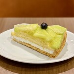 フルーツケーキファクトリー  - メロンとホワイトチョコレートのタルト＠メロン、ジェノワーズ、カスタード、ホイップ