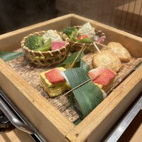 豆富料理と吟醸せいろ蒸し 八かく庵 大阪ステーションシティ店 - 野菜の蒸籠蒸し