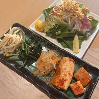 近江うし焼肉 にくTATSU 銀座店 - キムチナムル盛り合わせ・サラダ