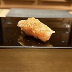 恵比寿 鮨 ふじまさ - ホッキ貝
      
      半身は炙り
      半身は生で
      貝の甘みと香ばしさ、食感の良さを両立