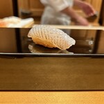 恵比寿 鮨 ふじまさ - キス
      
      あえての塩じめ
      ブリブリとした身から旨みが溶け出す
      ただ、塩じめとトッピングの塩で、身の味に対して塩味が強い印象