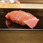 恵比寿 鮨 ふじまさ - 大トロ
      
      冬のマグロとは異なり、サッパリだけどジュワジュワとした脂がぐんぐん溶け出す