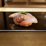 恵比寿 鮨 ふじまさ - アジ
      
      刻んだネギに生姜の搾り汁
      ニンニクと同様の成分がアジの青さと合う