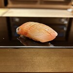 恵比寿 鮨 ふじまさ - シマアジ
      
      しっかり熟成させたシマアジ
      ちょっとお高めのシマアジのゴリッと身質とは全く異なる
      身全体に脂が周りふわふわととろける食感に