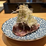 恵比寿 鮨 ふじまさ - 鰹の藁焼き
      ベビーもやし、茗荷、ネギをたっぷり添えて
      玉ねぎソースもたっぷりでいただく
      藁の香り纏う旨味の濃い鰹の身がうまい
      
      ただ玉ねぎソースがたっぷり過ぎてバランスはあまり良くない
