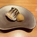 恵比寿 鮨 ふじまさ - カマスの焼き物
      
      ジュワッとジューシーでエアリーだけどしっかりとした身質のかますから旨みが溶け出す