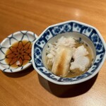恵比寿 鮨 ふじまさ - ハモしゃぶ
      
      鱧といえばの一品
      
      しっかりした身質と皮からふわっとした旨み
      そして、鰹出汁にハモの出汁を合わせた
      甘みを感じる濃厚な出汁に変化