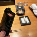 恵比寿 鮨 ふじまさ - トロの手巻き
      海苔が影の主役
      米の旨み感じるバランスの良いシャリとトロフワのエアリーなマグロの三位一体