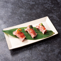 A5ランク特選銘柄牛の肉寿司盛り合わせ～キャビア生雲丹生山葵を添えて～