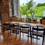 Atelier - カウンターから外の緑が美しい