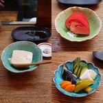 かぶと - 左:大桃豆腐､右上:有機トマト､右下:お新香