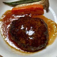 AKAI - 和牛ハンバーグ（付け合わせは自分で追加したけど、庶民的な野菜過ぎて泣けてくるw）