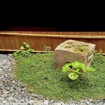 徳ㇵ本也 - ちょっとした中庭も雰囲気あり