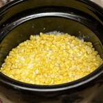 徳ㇵ本也 - ❾玉蜀黍の炊き込みご飯
      〜滋賀のお米に大粒の玉蜀黍をたっぷり炊き込んだご飯は鮮やかな黄色が美しい。賀茂茄子のお漬け物に胡瓜の糠漬け。麩の赤出汁。