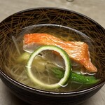 徳ㇵ本也 - ❸椀物
      〜鰹節が効いたちょっと味わいが増した出汁は、"THE 和久傳"の香りが嬉しい。旬の賀茂茄子と朱色が鮮やかな金目鯛も、この出汁の味わいがあってこその旨味を感じさせる。三つ葉と柚木は香り付け。